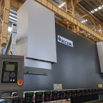 CNC NC自動電気油圧水平バスバー鋼板金属切断と曲げプレスブレーキマシンの販売価格